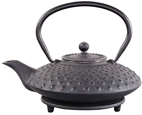 tea4chill Gusseisen Teekanne Aneko 0,8l schwarz flach mit Noppen, mit Edelstahlsieb und Untersetzer