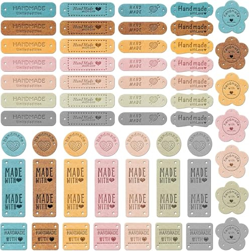 56 Stück Pu-Leder-Etikett Handgefertigtes, Handmade Label Etiketten mit Löchern, Tag Label Handmade Stoff Etiketten Tags, Rechteck Geprägte Tag Nähen Tuch Etiketten, Faltbar Anhänger Knopf