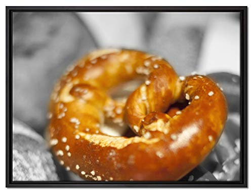 Pixxprint appetitliche gebackene Salzbrezel Leinwandbild 80x60 cm im Bilderahmen, Wandbild, Schattenfugenrahmen, Kein Poster