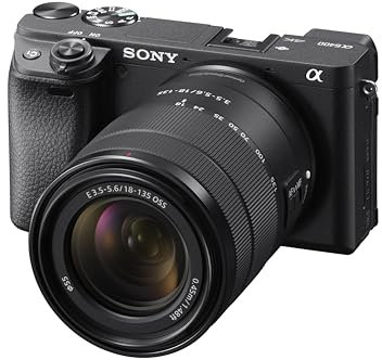 Sony Alpha 6400 Systemkamera (APS-C) mit 18–135mm Objektiv – 0,02s Autofokus mit Augenerkennung, 4K Video, klappbares Display, ideal für Vlogging & Foto