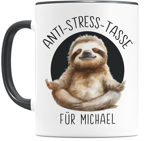 Faultier Tasse personalisiert mit Namen Geschenk für die Kollegin | Personalisiert, hochwertige Keramik, spülmaschinen- & mikrowellengeeignet, 330 ml, Anti Stress Tasse, Schwarz