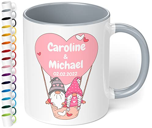 Geschenk zum Valentinstag für sie & ihn: Tasse personalisiert mit Namen und Datum – Wichtel im Heißluftballon – Liebesgeschenke Männer & Frauen Valentine’s day Jahrestag Hochzeitstag (Grau)