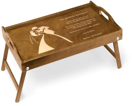 Maverton Betttablett mit Gravur - für Zwei - Sofatisch mit Griffen - klappbar - mit erhöhtem Rand - Geschenk für Paare - Einzugsgeschenk - Hochzeitsgeschenk - Dunkelbraun - Brautpaar