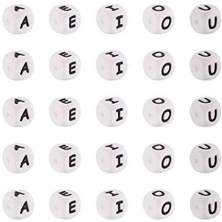 FASHEWELRY 50 Stück Würfelbuchstaben-Silikonperlen 12 x 12 mm weißer kubischer Buchstabe A E I O U Vowel Perlen für DIY Armband, Halsketten, Kettenherstellung, 2 mm Loch