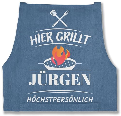 Geschenk mit Namen personalisiert by Shirtracer - Schürze - Grillschürze Herren Männer - Hier grillt Name höchstpersönlich I Geschenk Grillen I Grill Geschenk I Lustiges Geschenk Papa I Vatertag
