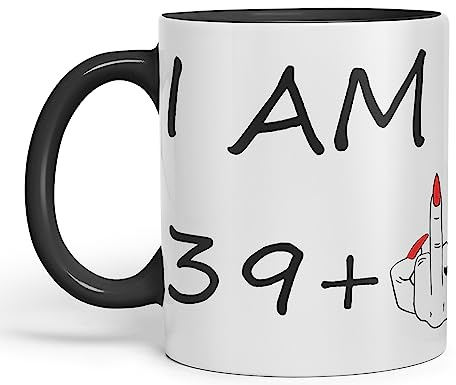 Vixar I am 39 + 1 kvinna hand keramisk färgad mugg kopp gåva kaffe te grattis på födelsedagen 40 år gammal som ett skämt firande 40:e födelsedag presentidé (svart)