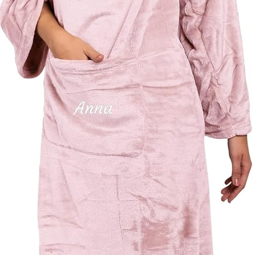 Smyla Kuscheldecke Personalisiert mit Namen oder Wunschtext I Flauschige Decke mit Ärmeln, ROSA | Flanell Sofadecke/Wohndecke & TV-Decke mit Bauch und Handy-Tasche, 180x150cm