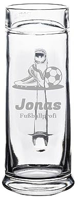 LUXENTU Bierkrug mit Gravur, Henkelkrug mit Ausbuchtung für vollständiges Umgreifen, Bierseidel mit 0,5 Liter Eichung, Personalisierte Lasergravur von Motiv & Name, Fußball & Schuhe