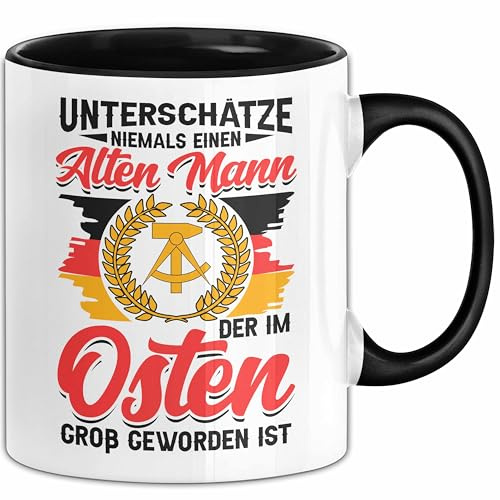 Ddr Tasse Geschenk Unterschätze Niemals Einen Alten Mann Der Im Osten Groß Geworden Ist (Schwarz)