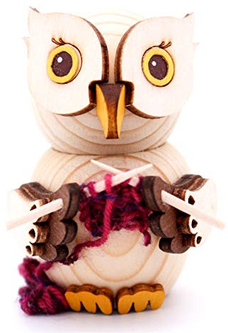 Kuhnert Mini-Eule mit Strickzeug Dekofigur Original Erzgebirge Handarbeit Holzfigur Eule in modernem Design Weihnachtsdeko Dekofigur für Weihnachten Sammlerfigur Eule