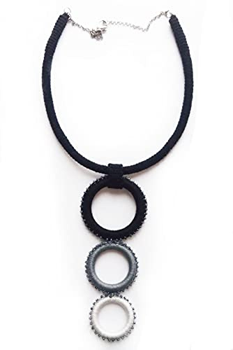 collier avec pendentifs ronds, collier au crochet avec des perles de verre