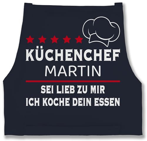 Geschenk mit Namen personalisiert by Shirtracer - Schürze - Kochschürze Herren Männer - Küchenchef mit Name Sei lieb zu mir ich koche dein Essen I Hobbykoch Geschenk