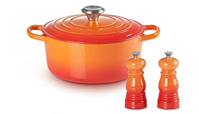 LE CREUSET Signature Enamelled Cast Iron Round Casserole Dish With Lid + Le Creuset MG510-2 Classic Salt & Pepper Mill Set, Personal Use, Chip-resistant ABS Plastic, Anti-Corrosion, 11 cm, Volcanic