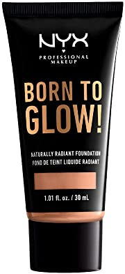 NYX Professional Makeup Born to Glow Radiant Foundation, Schillerndes Finish, Aufbaufähige mittlere Deckkraft, Vegane Formel, Farbton: Soft Beige
