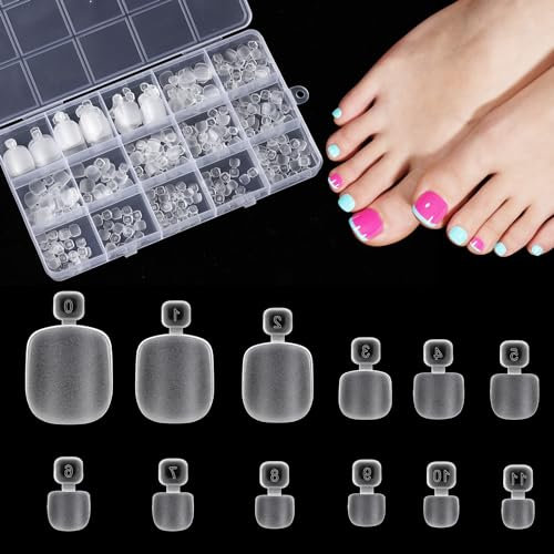 TOMICCA 240 Pièces Faux Ongles Pieds, 12 Tailles Acrylique Faux Ongles Pied avec Boîte, Couverture Complète en Capsule Americaine Ongle Artificiels pour Femmes Filles Salon de Manucure Nail Art