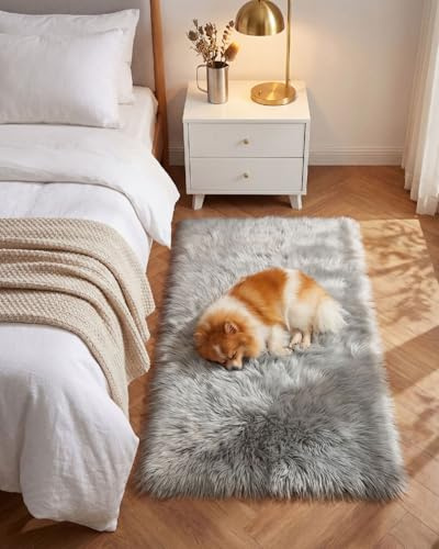 Gofodsil Teppich aus Kunstfell,Schwarz–Weicher, Flauschiger Teppich,maschinenwaschbarer Plüschteppich für Schlafzimmer,Wohnzimmer-Weicher Bettvorleger & Wohnaccessoire,Hellgrau, 60x110 cm