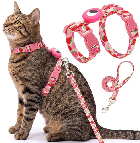 Arnés y Correa para Gatos a Prueba de Escape para Paseos y Viajes, Juego de Correa Ajustable de Nailon Suave con Soporte para Airtag para Gatos pequeños y Grandes, diseño de Fresas