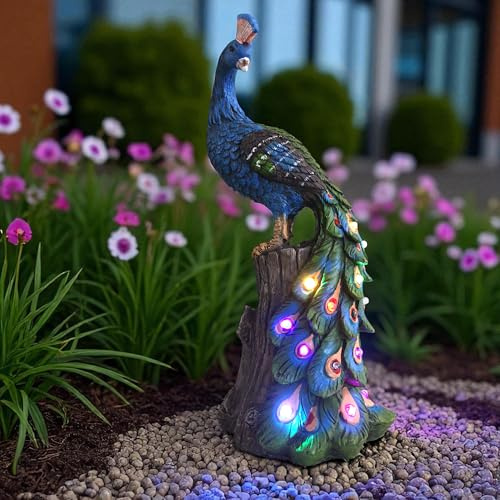 Arnusa Pfau Gartenfigur mit Solarbeleuchtung – 31 cm LED Figur mit Farbwechsel – wetterfeste Deko aus Polyresin für Garten, Terrasse & Balkon – Solar Pfau Statue mit 20 LEDs & Solarpanel