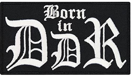 PATCHES Aufnäher Born in DDR Alt Deutsch Biker & Heavy Metal Anarchy lustige witzige Sprüche Deutschland DIY Aufbügler Motorrad Abzeichen zum aufbügeln Aufkleber Applikation Iron on Patch 90x50mm