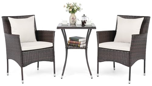 COSTWAY Ensemble Salon de Jardin 3 PCS en Osier PE, Ensemble de Meubles d’Extérieur avec 2 Chaises Rembourrées Table Basse en Verre Trempé à 2 Niveaux avec Plateau, pour Balcon Jardin (Marron+Blanc)