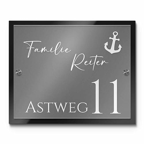 CHRISCK design Hausnummer Namensschild Schwarz Satiniert - edles Türschild in Milchglasoptik mit personalisierter Gravur und Edelstahl Abstandshaltern | Größe 27x22 cm