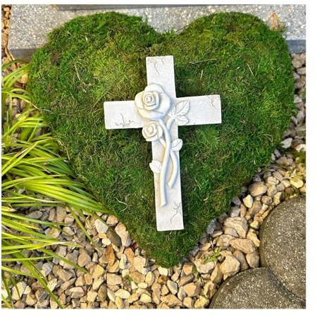 Radami Grabgesteck Grabschmuck Gesteck Trauerherz Grab Moosherz Grabherz Grabaufleger 30 cm mit Kreuz