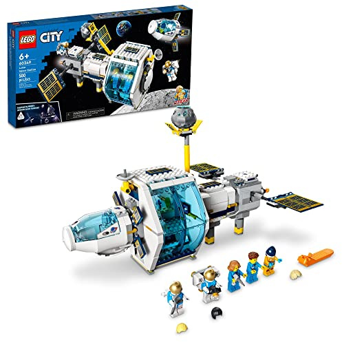 LEGO City Lunar Space Station, 60349 Giocattolo da costruzione ispirato alla NASA, set di modelli con capsula docking, laboratori e 5 minifigure astronauta