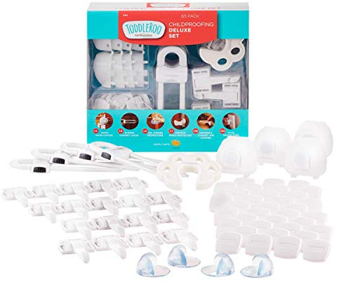 Toddleroo by North States barnsäker deluxe kit | 4 dörrhandtagsskydd, 34 pluggskydd, 18 spärrar, 1 nypskydd, 4 gelhörn, 4 skåplås | babysäkringssats (65 delars set, vit)