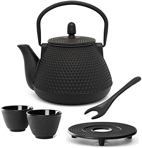 Bredemeijer Teekanne asiatisch Gusseisen Set 0.8 Liter - kleine schwarze Gusskanne mit Henkel & Edelstahl Tee-Filter Sieb-Einsatz für losen Tee & 2 Teebecher (Tassen) & Untersetzer &Deckelheber
