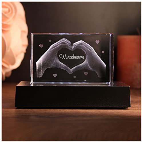 LoveGoals 3D Glas Kristall mit Gravur - Herz aus Zwei Händen mit Wunschtext Wunschname graviert - persönliche Geschenk Geschenke Name für Freund Freundin incl. Batt. LED-Sockel