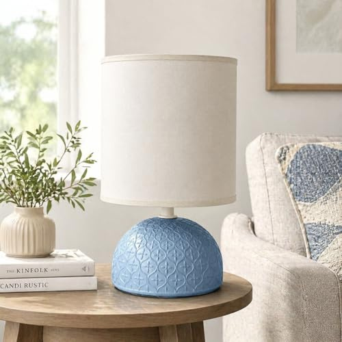 Aigostar Tischlampe aus Keramik, Nachttischlampe mit halbovaler Basis, Stoffschirm, E14-Fassung, Kabelschalter, für Schlafzimmer, Wohnzimmer, Flur - H24cm (Hellblau)
