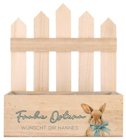Herz & Heim® Personalisierter Geschenkkorb zu Ostern aus Holz – Oster Pflanzkorb mit Hasenmotiv – Osterkorb mit Wunschtext – Holzkiste für Ostergeschenke – 3 Varianten (Zaun (23×27×10,5 cm))