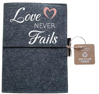 Filz-Buchhülle DIN A5 „Love Never Fails“ – Glaube Geschenk Kommunion | Hochwertige Filzhülle für Notizbuch oder Kalender in DIN A5 – mit „Love Never Fails“-Motiv für Kommunion und Konfirmation