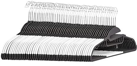 Amazon Basics Strapazierfähige Kunststoff-Kleiderbügel, mit rutschfestem Gummiüberzug und horizontalem Steg, Weiß, 50er-Pack