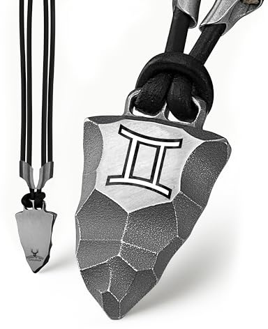 Element of Gods Titan-Anhänger Faustkeil mit Sternzeichen nach Wahl – Maskuline Herren-Halskette aus schwarzem Lederband und robustem Titan – Astrologie Schmuck & Zodiac Geschenk für Männer