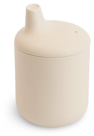 Mushie Pipmugg i Silikon | Rekommenderad ålder: Från 6 månader | Rymmer: Ca 175 ml | Tål Diskmaskin och Mikrovågsugn | Material: 100% Livsmedelsgodkänd Silikon | (Shifting Sand)