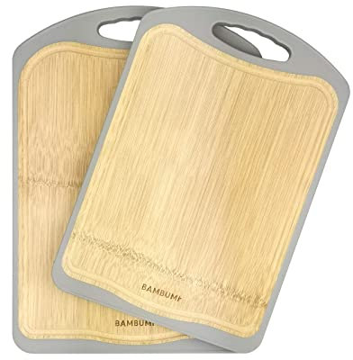 BAMBUMI Schneidebretter 2er-Set, Schnittfläche aus einem Stück Bambus-Holz mit Anti-Rutsch-Rand, Küchenbretter mit Saftrille u. Griff, Beidseitig einsetzbar