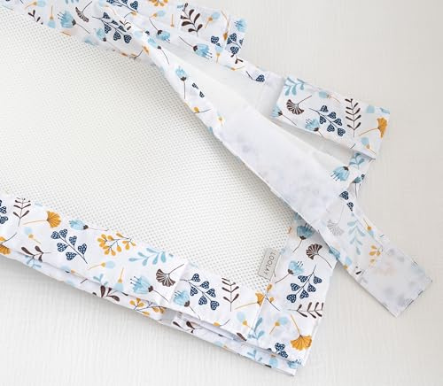 Bettumrandung Babybett 70x140 cm – 2 teiliges 130x30 cm Set – Atmungsaktiver 5 mm Netzstoff – Babybett Umrandung mit starkem Klettverschluss – sicherer Gitterbett Umrandung (BLAU Blumen/Weiß Netz)