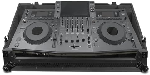 UDG Ultimate Flightcase Pioneer DJ Opus-Quad Plus Rollen, Schwarz | 9-mm-Sperrholzschale; Schmetterlingsverriegelungen; verstärkte Eckschützer; Trolley- und Radsystem; Schauminnere