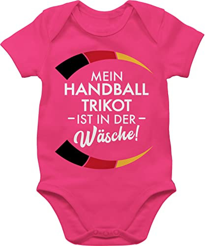 Baby Body Junge Mädchen - 2026 - Mein Handball Trikot ist in der Wäsche - Handball WM EM Witzig Spruch Lustig Trikot Ersatz - 3/6 Monate - Fuchsia - sport 2022 strampler handball+sprüche bodies