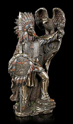 Figuren Shop GmbH Indianer Figur - Häuptling mit Adler | Dekofigur, Dekoartikel, Westerndeko, Skulptur, Statue, Bronzeoptik, H 21,5 cm