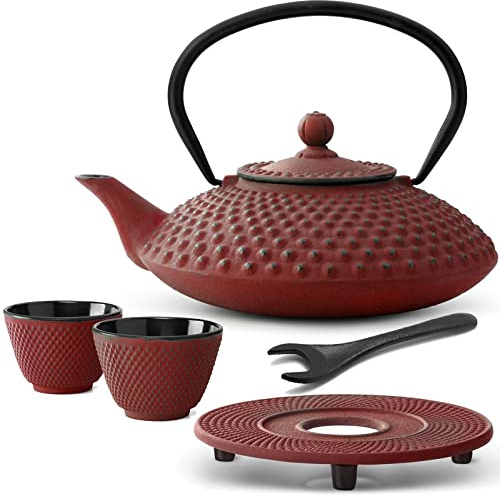 Bredemeijer Teekanne asiatisch Gusseisen Set 1.25 Liter - rote Gusskanne mit Henkel & Edelstahl Tee-Filter Sieb-Einsatz für losen Tee & 2 Teebecher (Tassen) & Untersetzer &Deckelheber