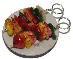 alles-meine.de GmbH Schaschlik mit Teller - Miniatur - Fleischspieß/Schaschlikspieß Spieß Fleisch Braten Gemüse - Puppenstuben Küche - Maßstab 1:12