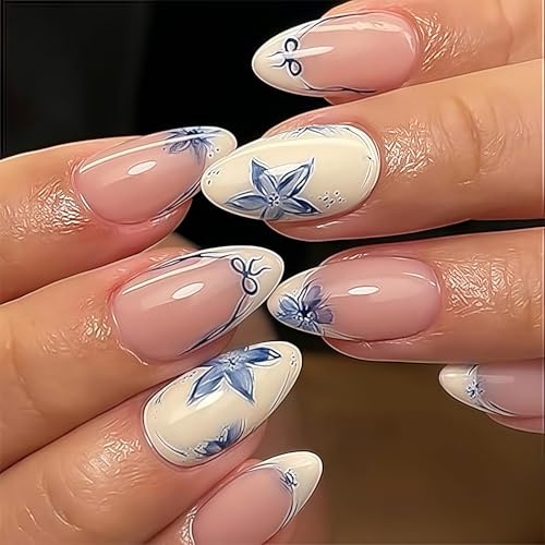 AstraGlam 24 Stück Kurze French Press On Nails Mandelform – Nude Fake Nägel mit Beigefarbener French Spitze und Eleganter Blauer Blumenverzierung, Wiederverwendbares Nagelset für Damen