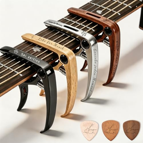 RSQGT Personalisierter Gitarrencapo mit Lasergravur von Name & Symbol | Integrierter Plektrumhalter, Pin Puller für Saitenwechsel, Zinklegierung, Holz, ideal für Vatertag, Geburtstag und Jahrestag