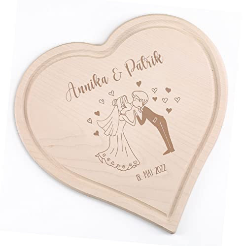 Herz & Heim® Herzbrettchen zur Hochzeit mit Namen und Datum graviert küssendes Paar