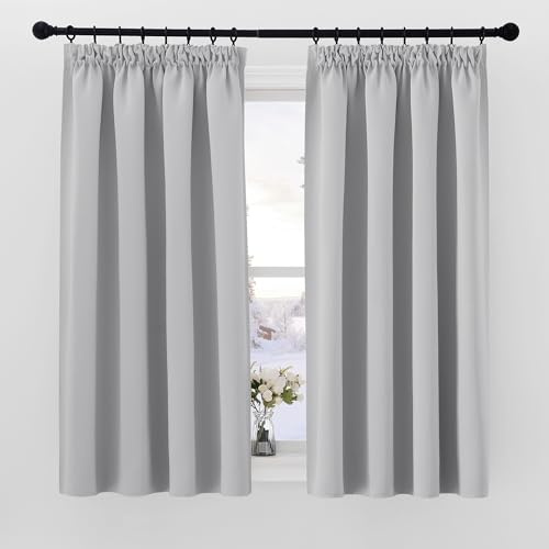 PONY DANCE Blickdichter Vorhang mit Kräuselband 2er Set Verdunklungsvorhänge Thermogardine gegen Kälte Kurze Gardinen mit Kräuselband für Schienensystem, H 145 x B 140 cm, Silbergrau