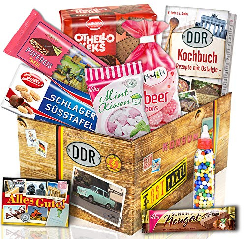 Ostalgie-Geschenkbox - DDR Ostpaket für Männer & Frauen inkl. Kochbuch | Geschenkset mit 7 Ostprodukten wie Zetti & Viba - Süßigkeiten-Box mit DDR Kochbuch A6 - Originelle Präsentkorb Geschenkidee