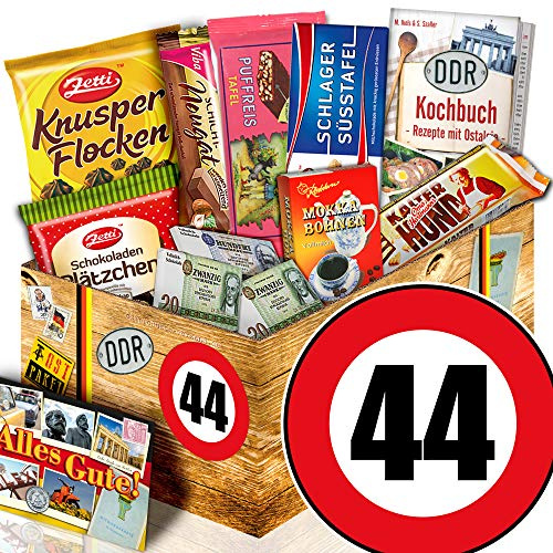 Geschenke 24 - Geschenk 44. Geburtstag DDR Süßigkeiten Set & Kochbuch | Ostpakete Geschenkbox mit Ostprodukten - Schoko Waren Geschenkkorb für Frauen & Männer - Ostalgie Präsente zum 44. Jubiläum