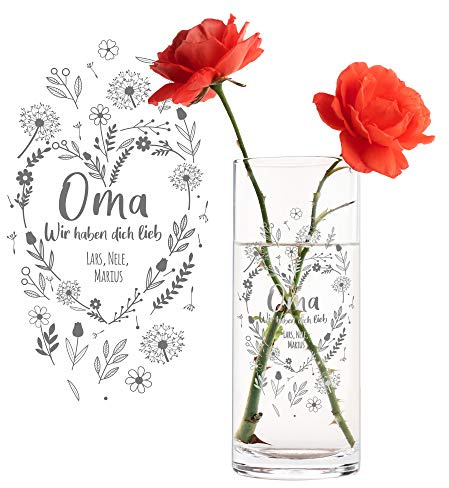 Casa Vivente Runde Blumenvase mit Gravur für Oma, Wir haben Dich lieb, Personalisiert mit Namen, Glasvase für Schnittblumen, Deko-Vase zum Großmuttertag